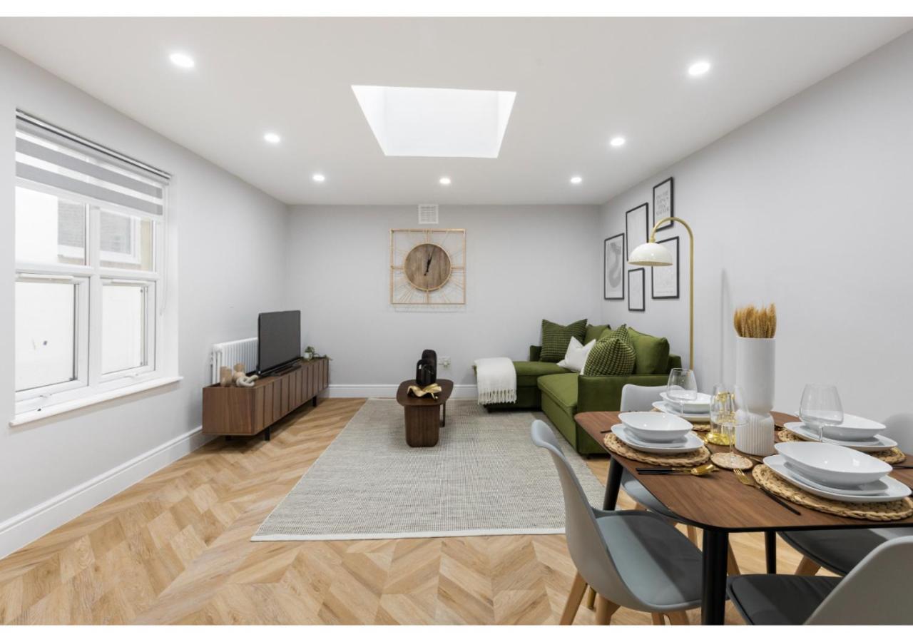 Conveniently Situated - Luxuriously Furnished! Apartamento