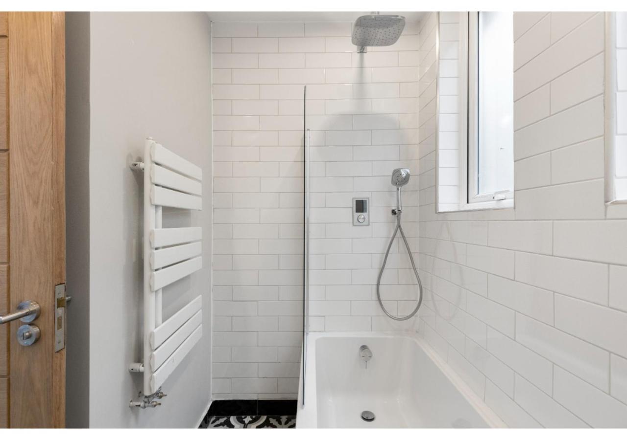 Conveniently Situated - Luxuriously Furnished! Apartamento